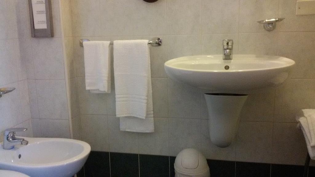 Hotel Quattro Strade Гарбаньяте-Миланезе Экстерьер фото