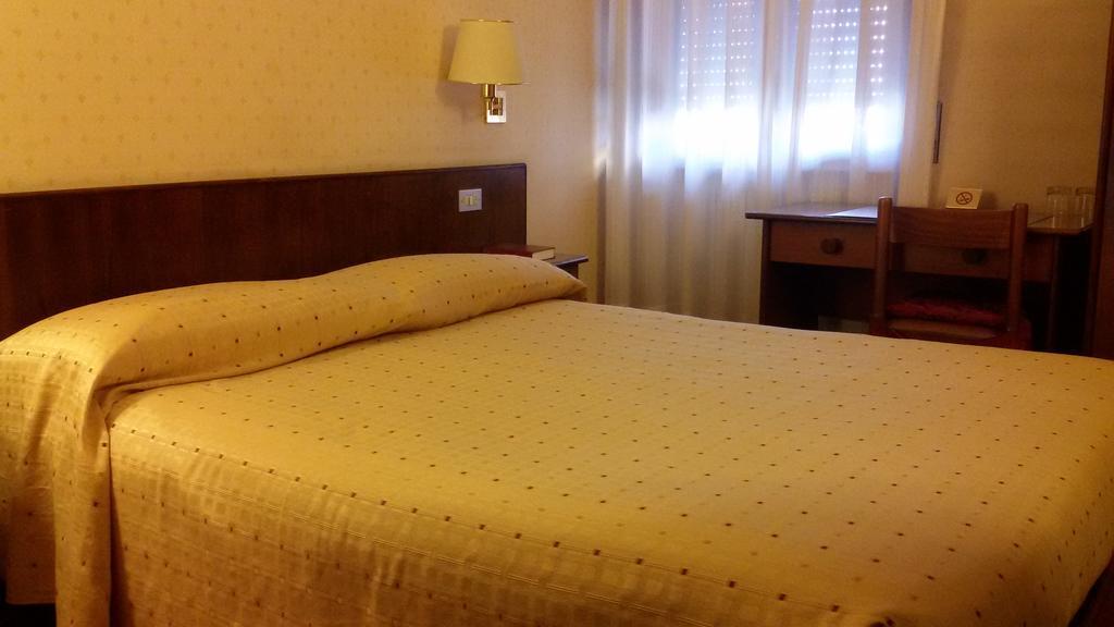 Hotel Quattro Strade Гарбаньяте-Миланезе Экстерьер фото